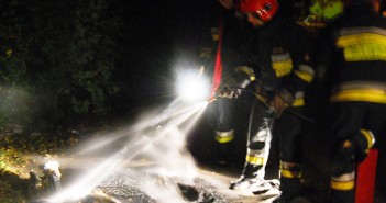 Dwa samochody spalone. Przyczyną może być niezabezpieczona słoma