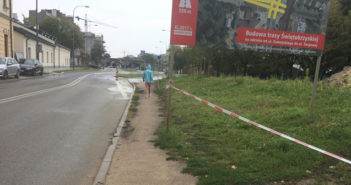 Nieład i chaos przy Zamyskiego. Samochody niszczą chodnik