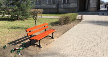 Pojemniki na śmieci przy ławkach