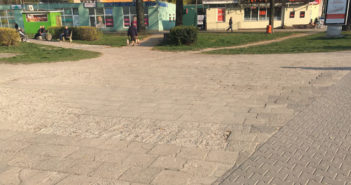 Pokruszony i popękany chodnik na rondzie Starzyńskiego