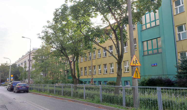 na zdjęciu szkoła przy Brechta