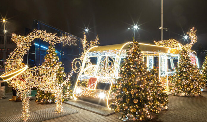 na zdjęciu świąteczny wagon metra