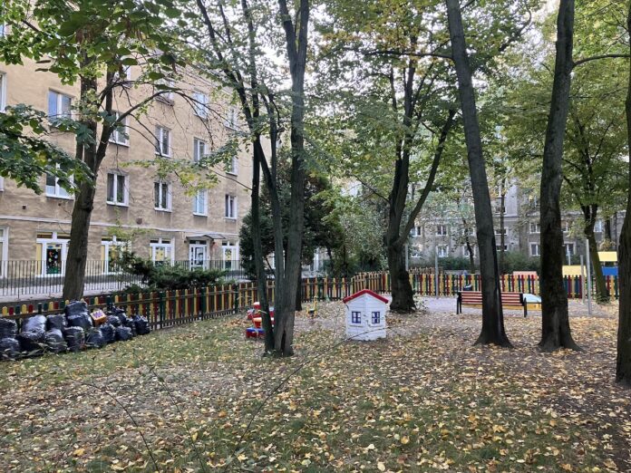 na zdjęciu podwórko żłobka