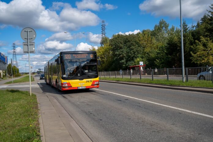 na zdjęciu autobus