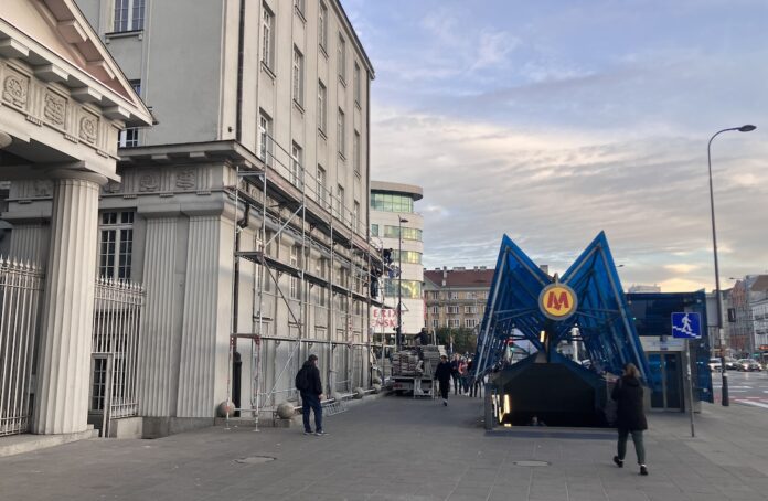 na zdjęciu remont budynku