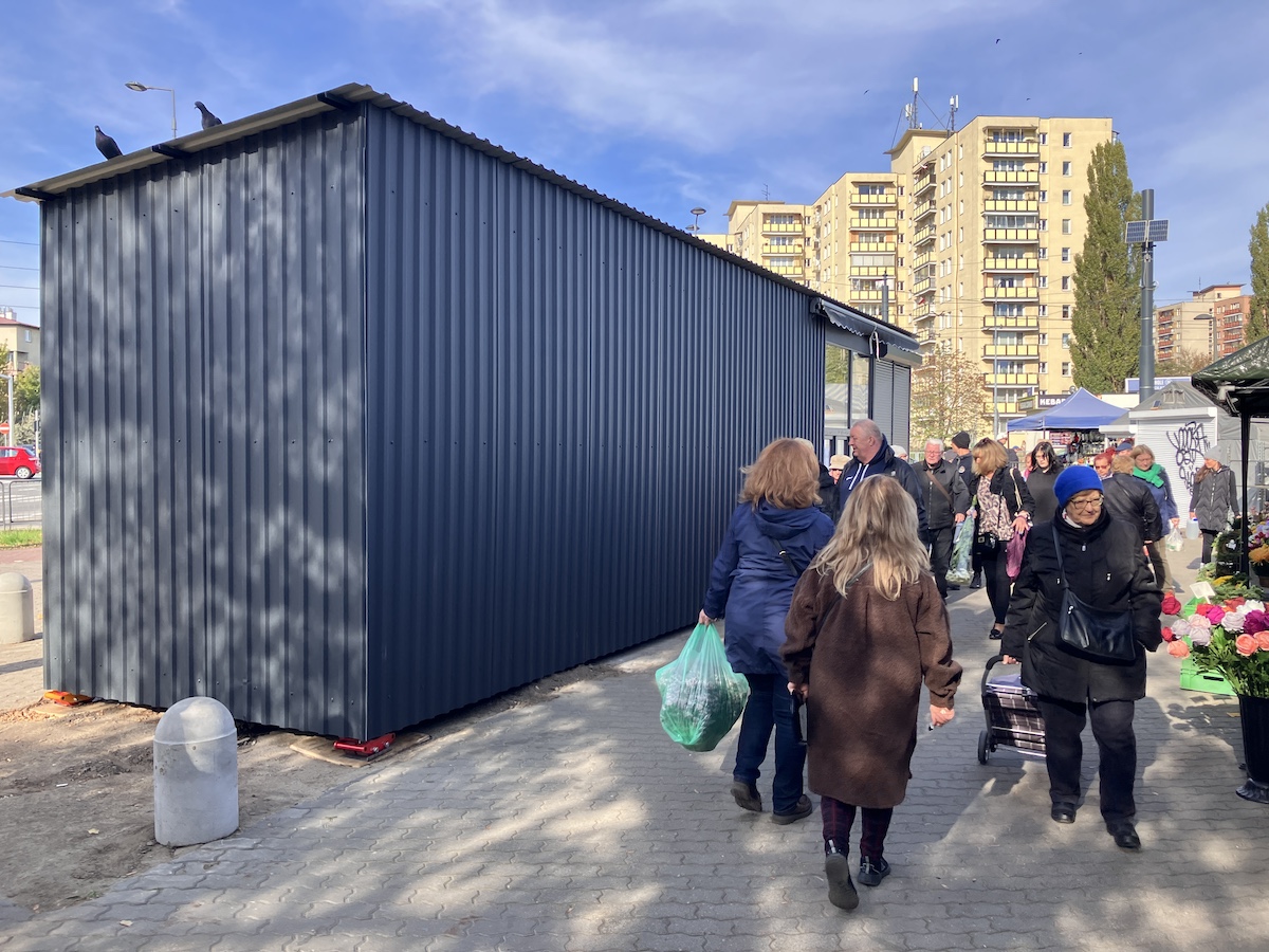 Nielegalny pawilon przy cmentarzu na Bródnie stoi już rok