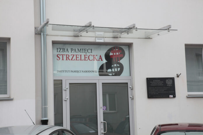 wejście do izby pamięci przy Strzeleckiej 8